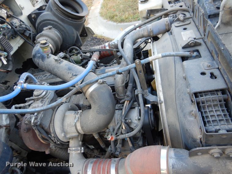 image for item DS1469 2012 Peterbilt 348  rollback truck