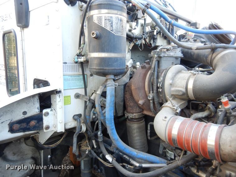 image for item DS1469 2012 Peterbilt 348  rollback truck