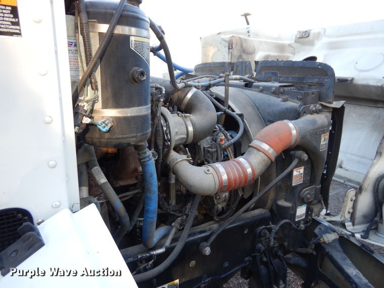 image for item DS1469 2012 Peterbilt 348  rollback truck