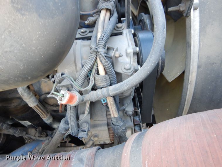 image for item DS1469 2012 Peterbilt 348  rollback truck