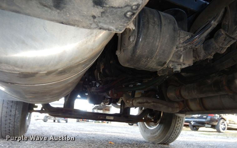 image for item DS1469 2012 Peterbilt 348  rollback truck