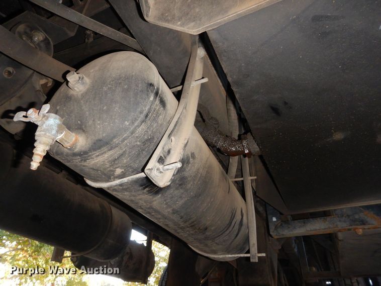 image for item DS1469 2012 Peterbilt 348  rollback truck