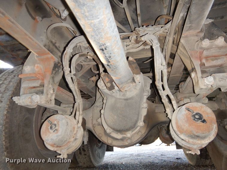 image for item DS1469 2012 Peterbilt 348  rollback truck