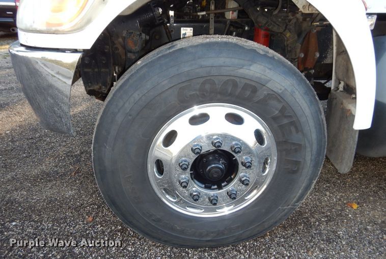 image for item DS1469 2012 Peterbilt 348  rollback truck