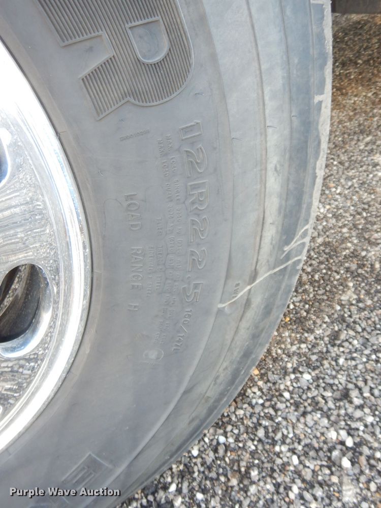 image for item DS1469 2012 Peterbilt 348  rollback truck