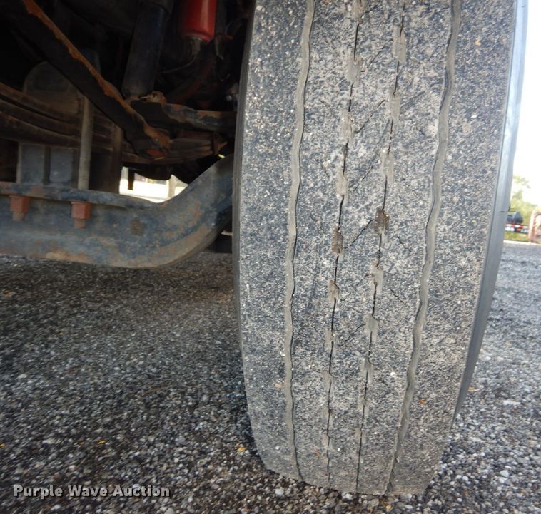 image for item DS1469 2012 Peterbilt 348  rollback truck