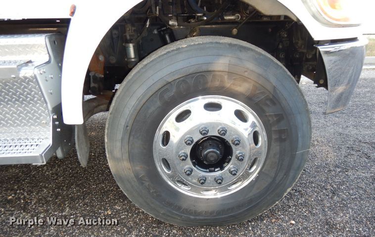 image for item DS1469 2012 Peterbilt 348  rollback truck