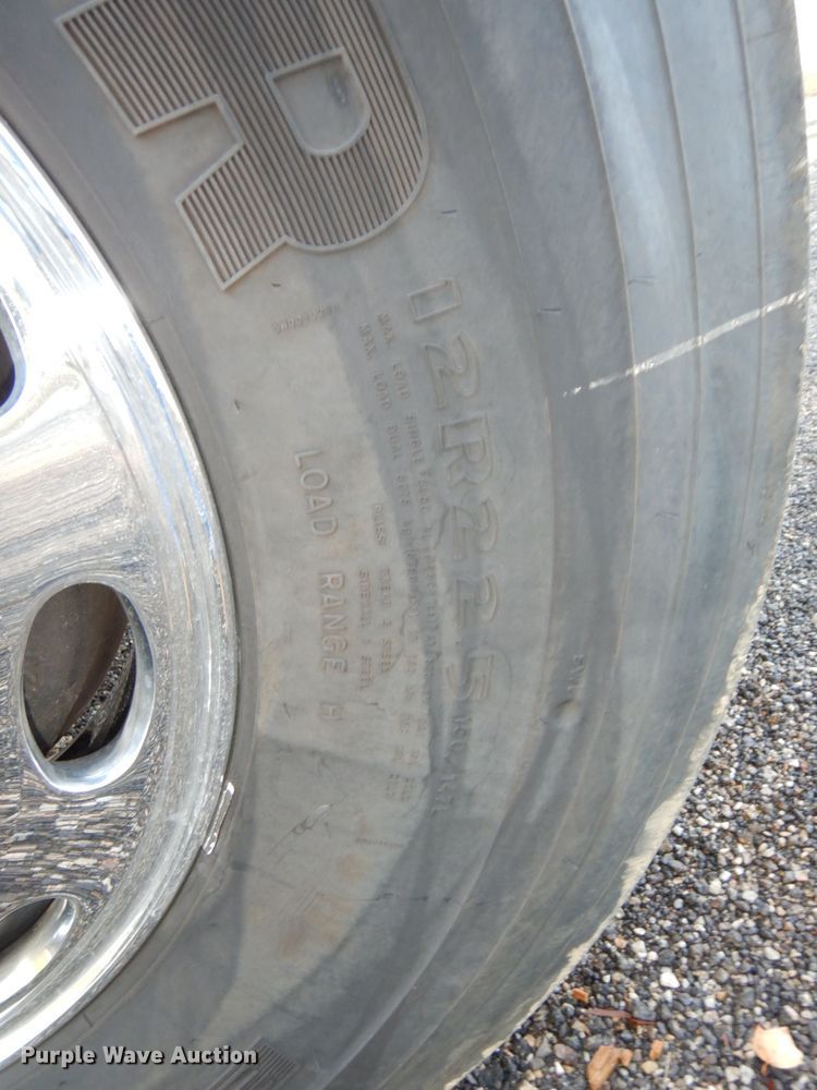 image for item DS1469 2012 Peterbilt 348  rollback truck