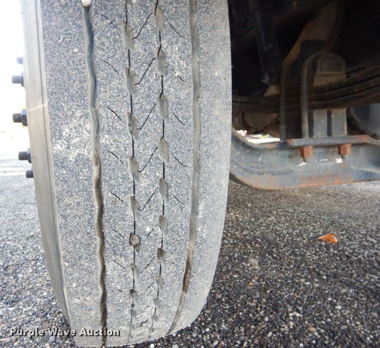 image for item DS1469 2012 Peterbilt 348  rollback truck