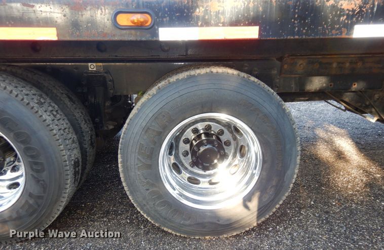 image for item DS1469 2012 Peterbilt 348  rollback truck