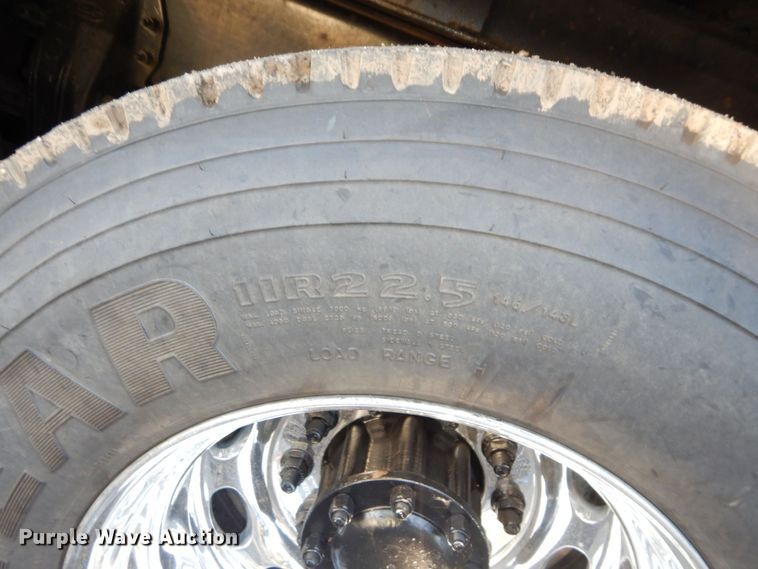 image for item DS1469 2012 Peterbilt 348  rollback truck