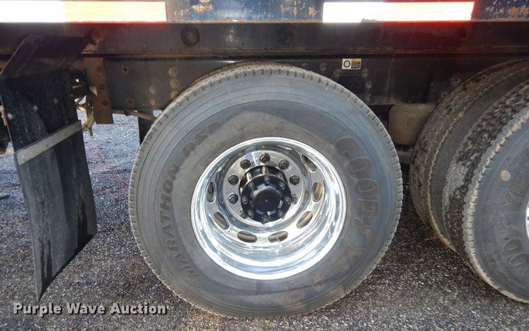 image for item DS1469 2012 Peterbilt 348  rollback truck