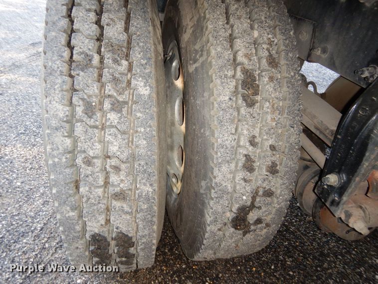 image for item DS1469 2012 Peterbilt 348  rollback truck