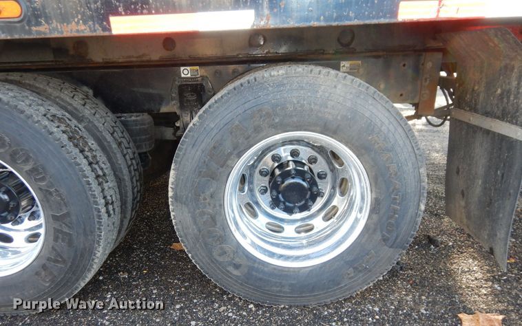 image for item DS1469 2012 Peterbilt 348  rollback truck