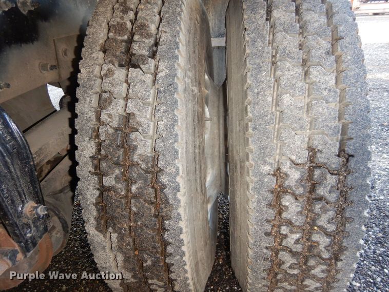 image for item DS1469 2012 Peterbilt 348  rollback truck