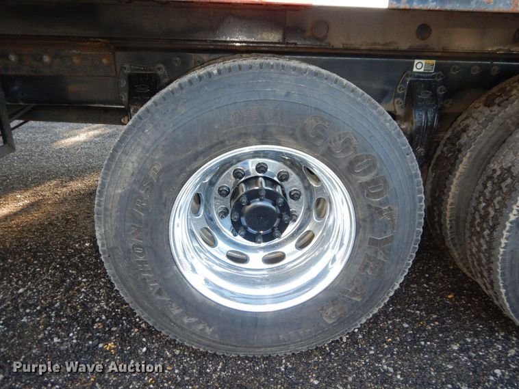 image for item DS1469 2012 Peterbilt 348  rollback truck