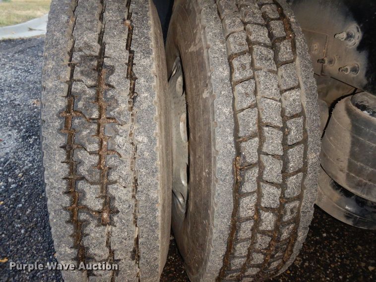 image for item DS1469 2012 Peterbilt 348  rollback truck