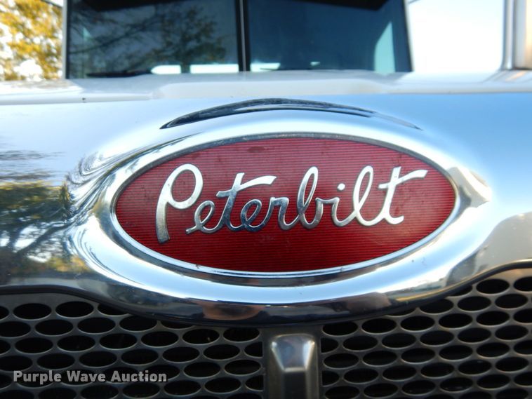 image for item DS1469 2012 Peterbilt 348  rollback truck