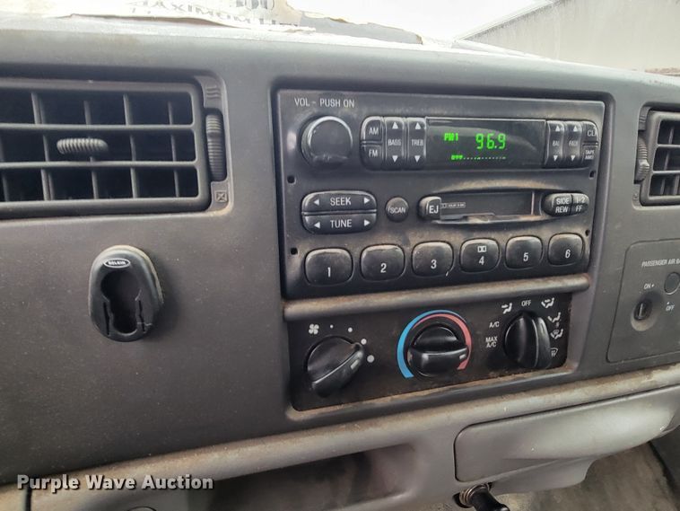 image for item HG9359 2003 Ford F350 Super Duty XL  box truck