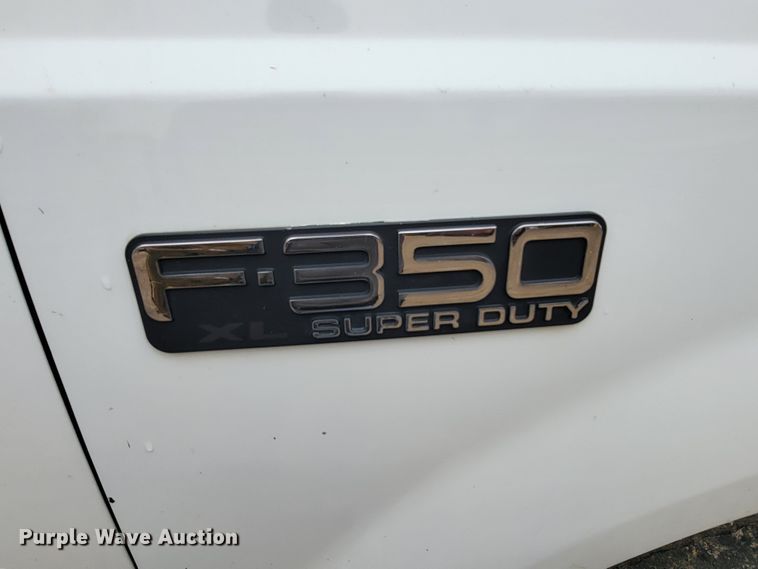image for item HG9359 2003 Ford F350 Super Duty XL  box truck