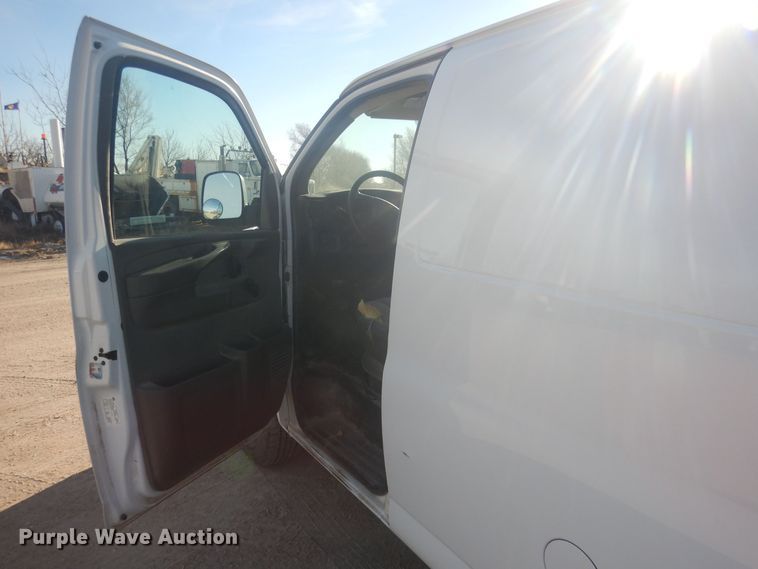 image for item HQ9538 2005 GMC Savana G1500  van