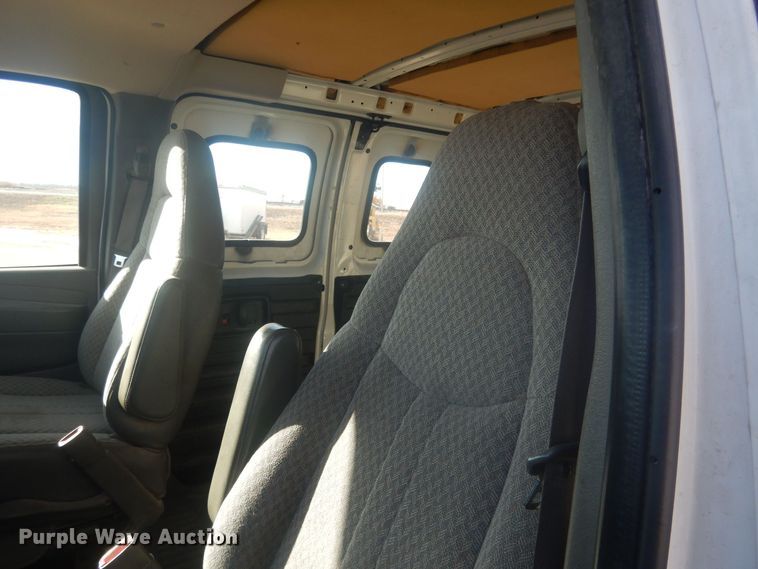 image for item HQ9538 2005 GMC Savana G1500  van