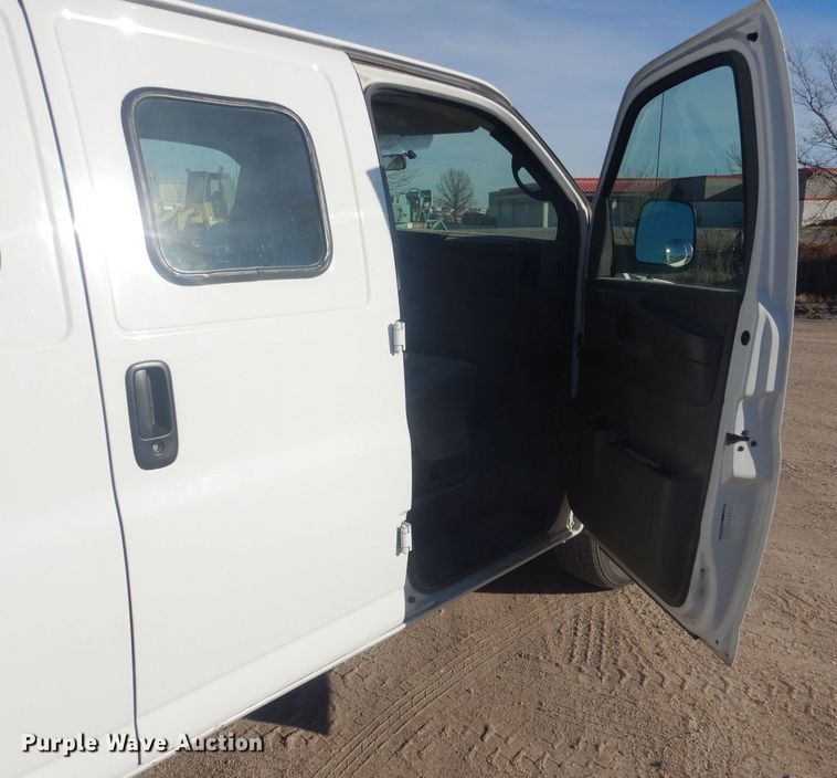image for item HQ9538 2005 GMC Savana G1500  van