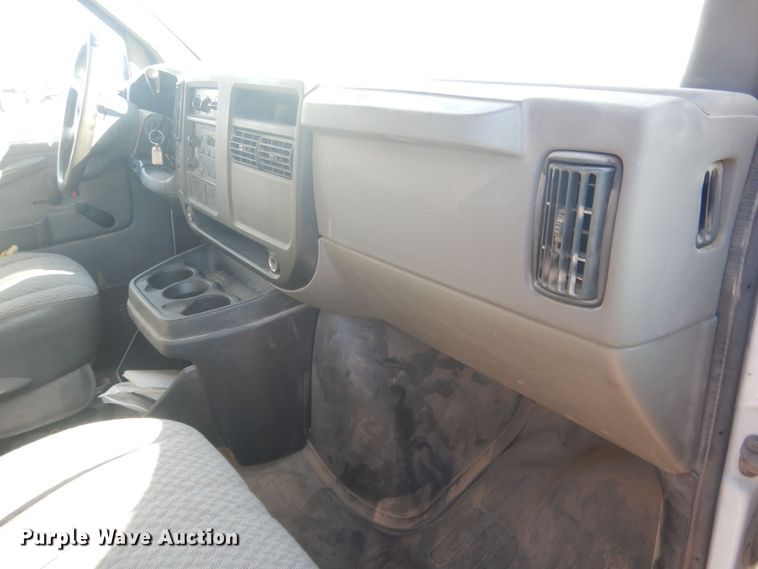 image for item HQ9538 2005 GMC Savana G1500  van