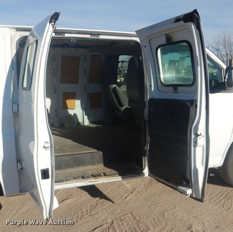 image for item HQ9538 2005 GMC Savana G1500  van
