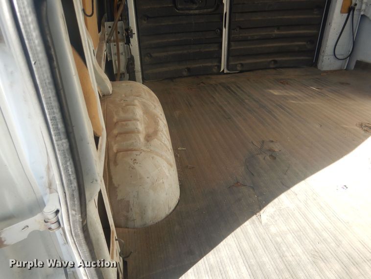 image for item HQ9538 2005 GMC Savana G1500  van