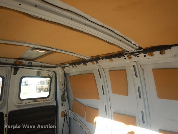 image for item HQ9538 2005 GMC Savana G1500  van