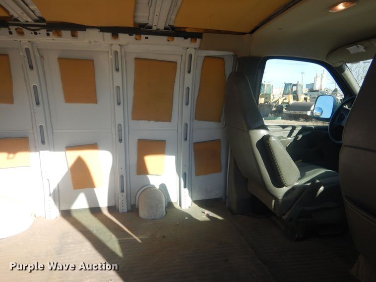 image for item HQ9538 2005 GMC Savana G1500  van