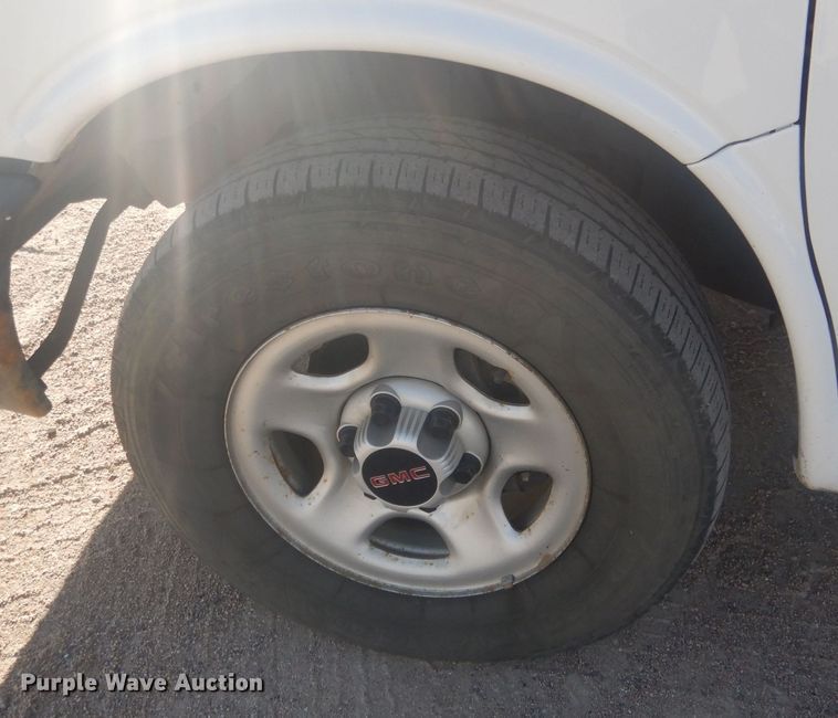 image for item HQ9538 2005 GMC Savana G1500  van