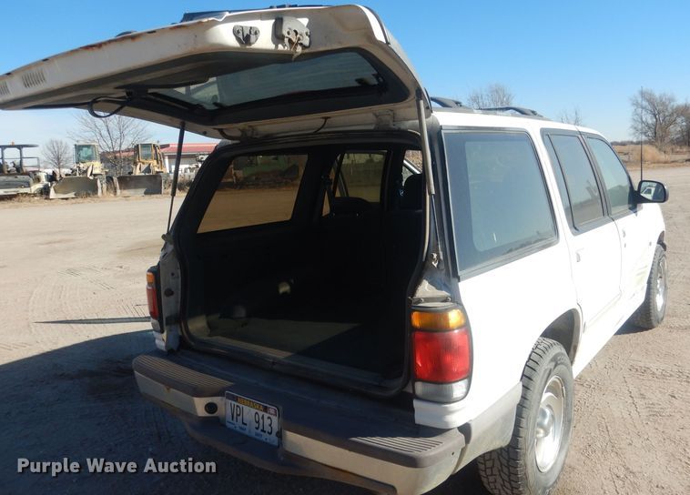 image for item HQ9542 1996 Ford Explorer XLT  SUV