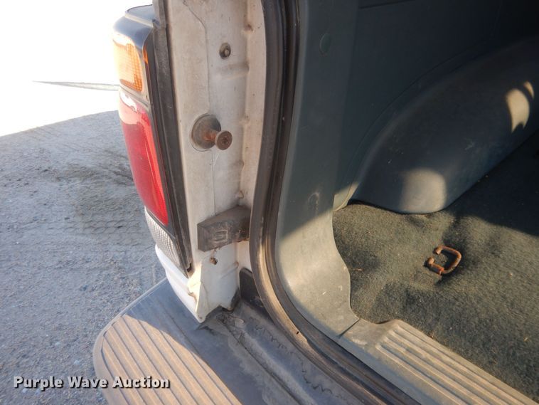 image for item HQ9542 1996 Ford Explorer XLT  SUV