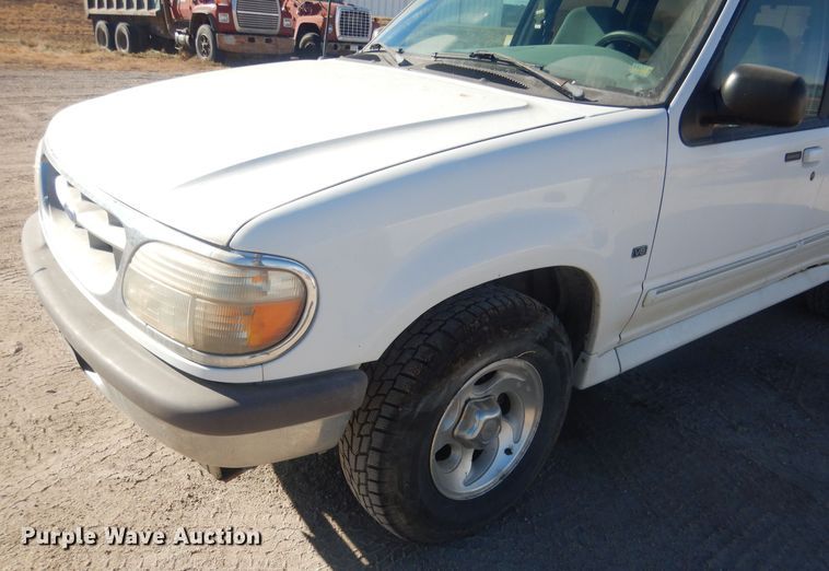 image for item HQ9542 1996 Ford Explorer XLT  SUV