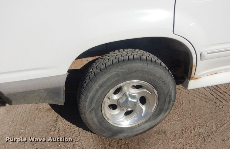 image for item HQ9542 1996 Ford Explorer XLT  SUV
