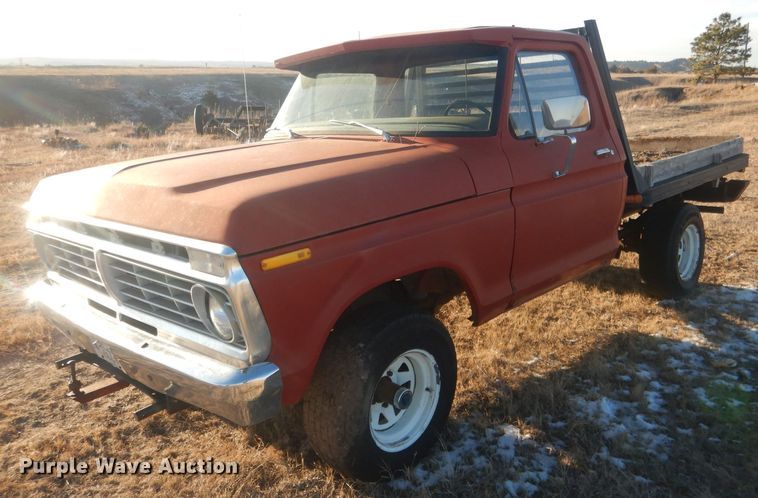 image for item HQ9557 1973 Ford F110  flatbed pickup truck