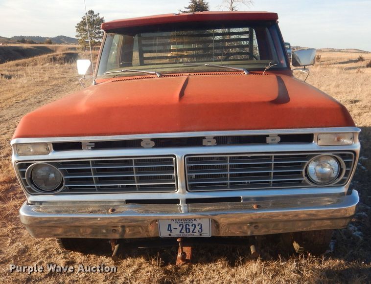 image for item HQ9557 1973 Ford F110  flatbed pickup truck