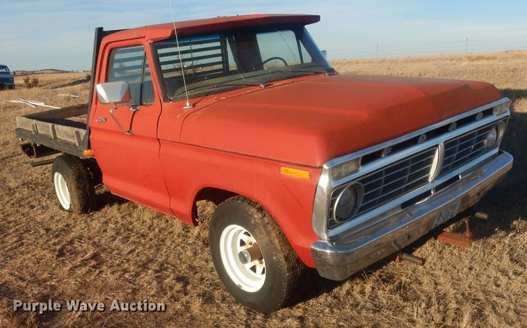 image for item HQ9557 1973 Ford F110  flatbed pickup truck