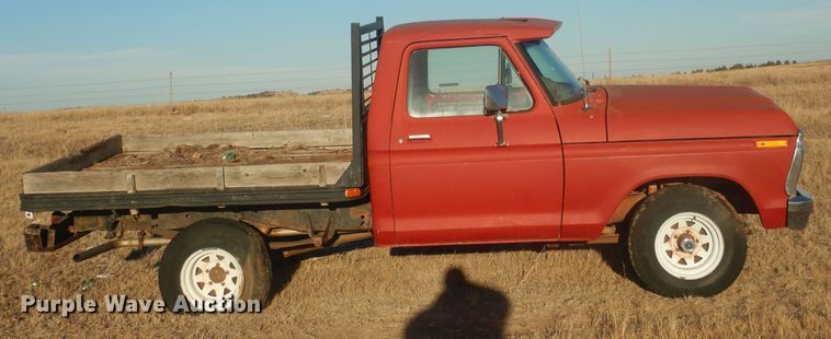 image for item HQ9557 1973 Ford F110  flatbed pickup truck