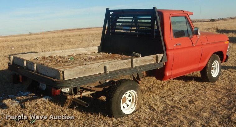 image for item HQ9557 1973 Ford F110  flatbed pickup truck