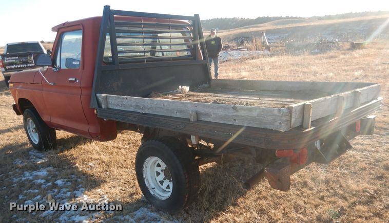 image for item HQ9557 1973 Ford F110  flatbed pickup truck
