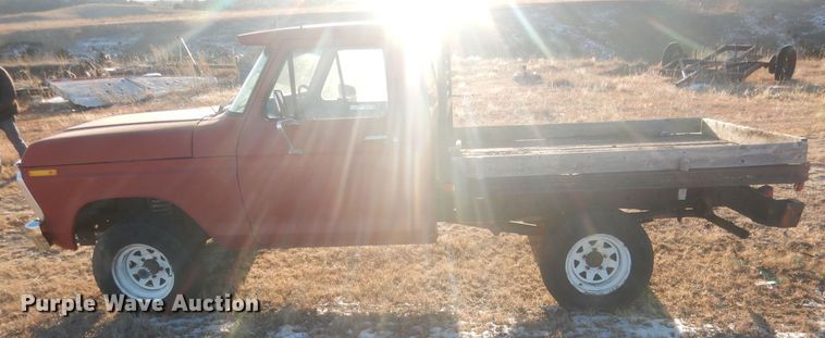 image for item HQ9557 1973 Ford F110  flatbed pickup truck