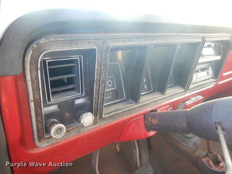 image for item HQ9557 1973 Ford F110  flatbed pickup truck