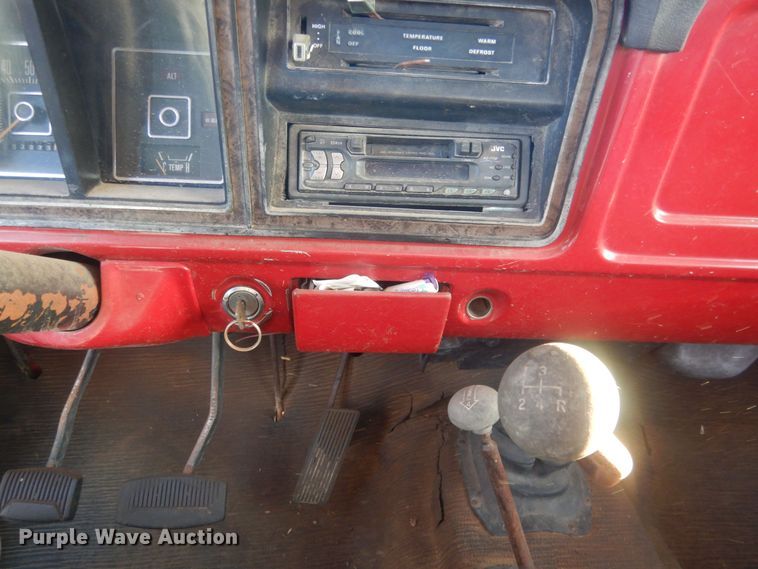 image for item HQ9557 1973 Ford F110  flatbed pickup truck