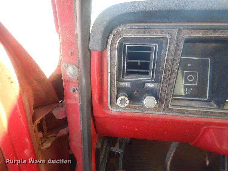 image for item HQ9557 1973 Ford F110  flatbed pickup truck