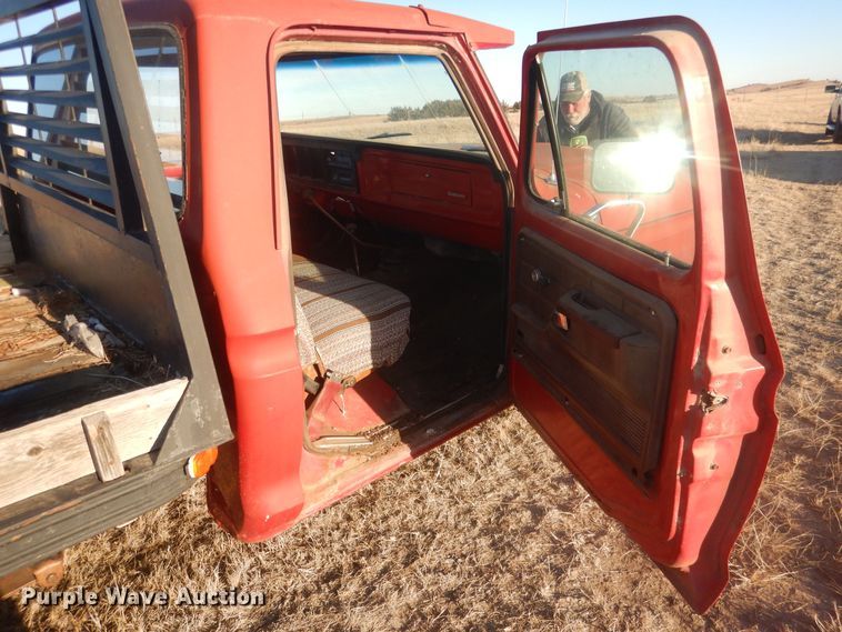 image for item HQ9557 1973 Ford F110  flatbed pickup truck