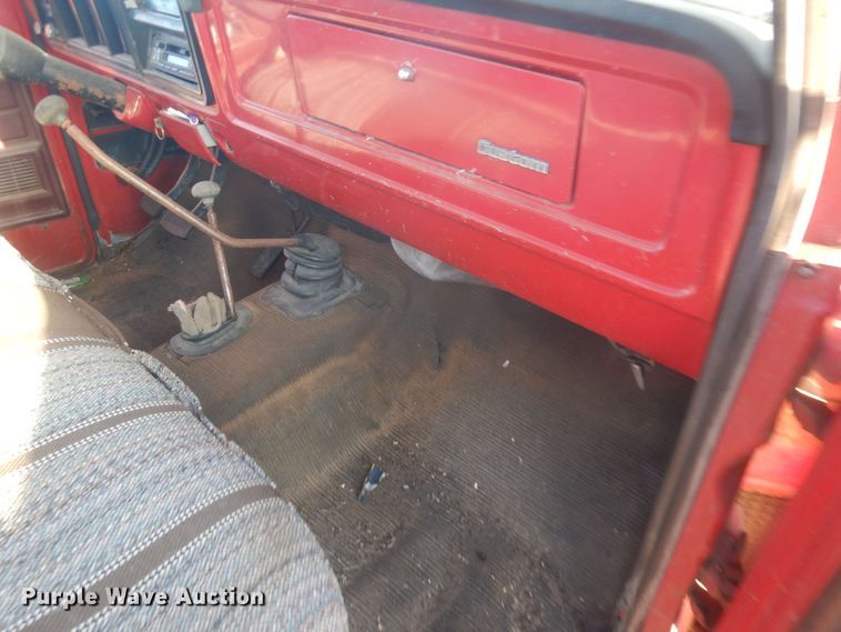 image for item HQ9557 1973 Ford F110  flatbed pickup truck