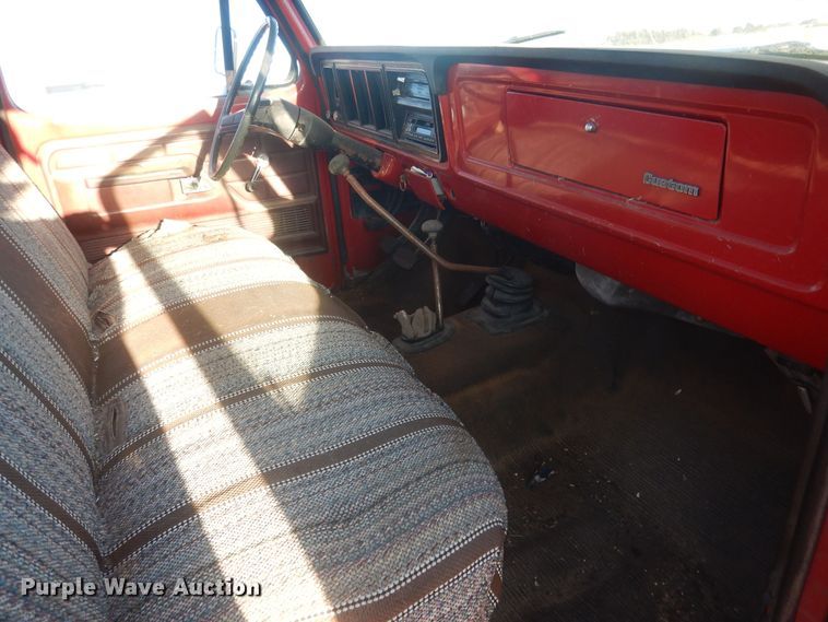 image for item HQ9557 1973 Ford F110  flatbed pickup truck